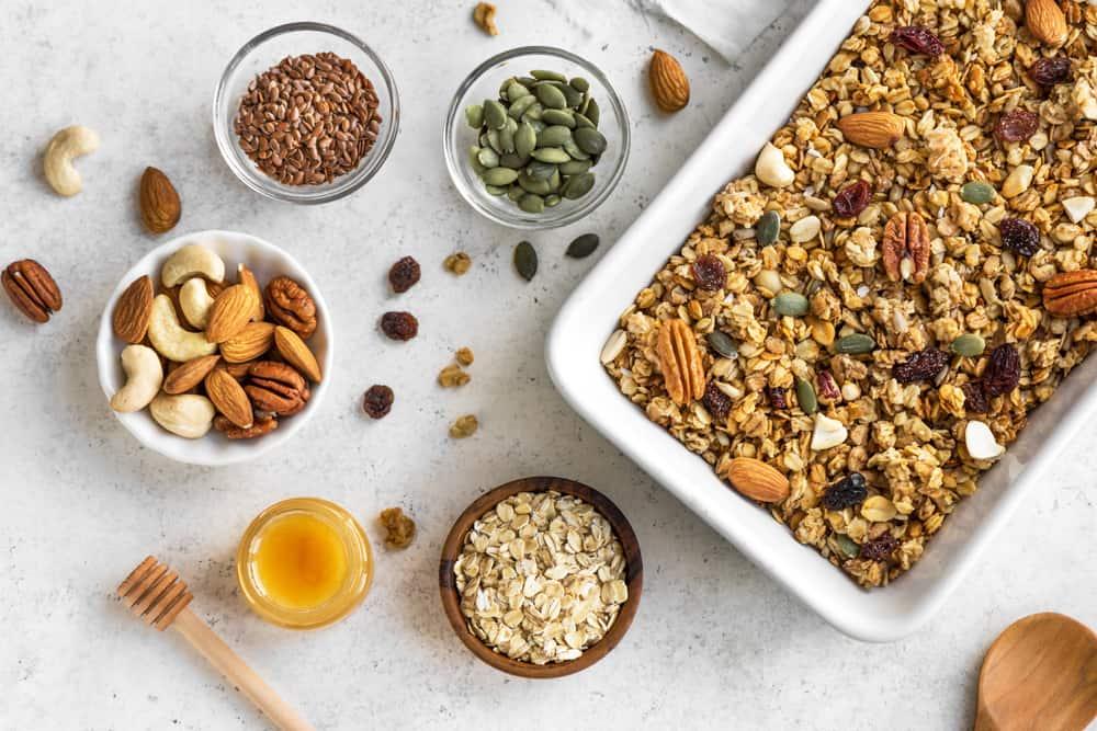 Ngũ Cốc Granola: Hướng Dẫn Chi Tiết Về Lợi Ích, Sự Khác Biệt Với Muesli Và Công Thức Tự Làm